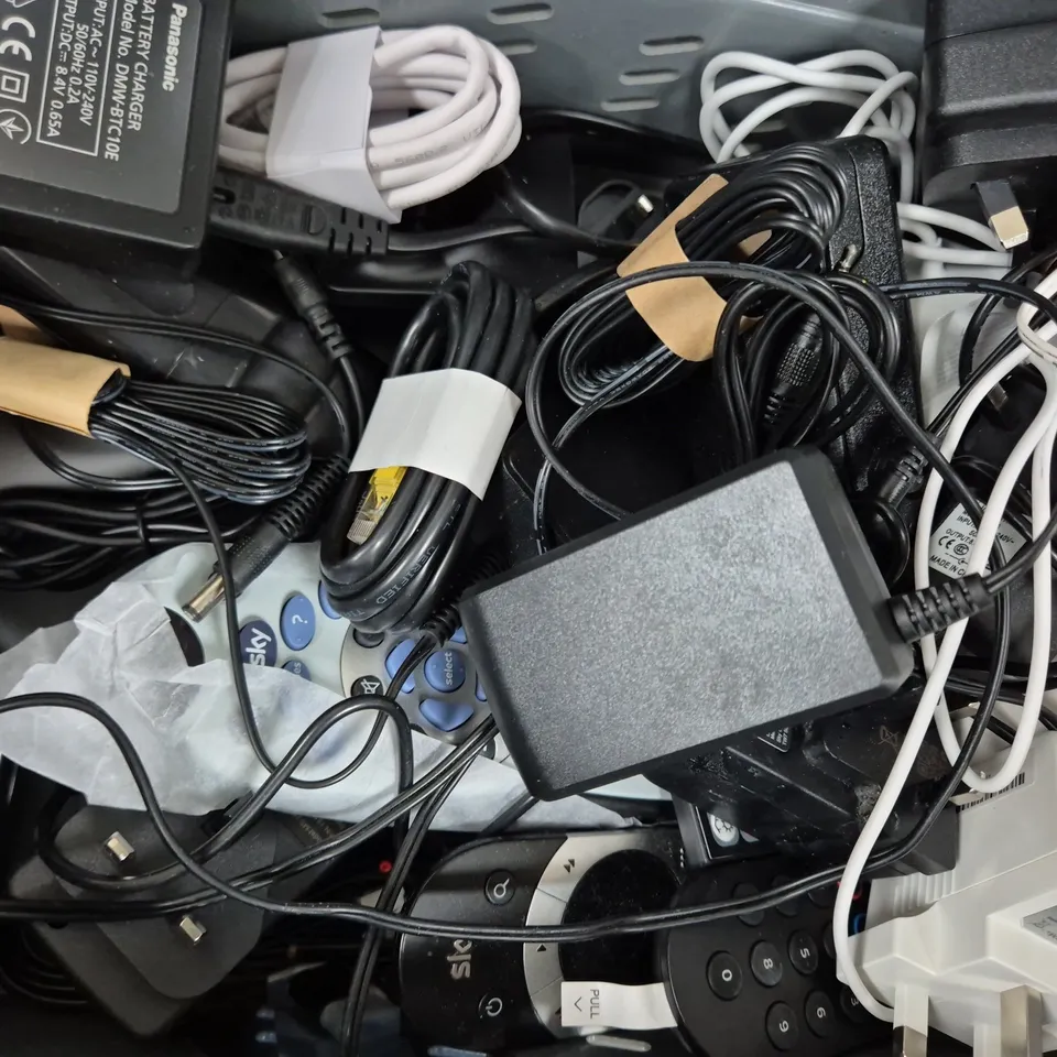 APPROXIMATELY 10 ASSORTED ELECTRICAL ITEMS TO INCLUDE BT WI-FI ROUTER, VARIOUS REMOTES AND CABLES, ETC