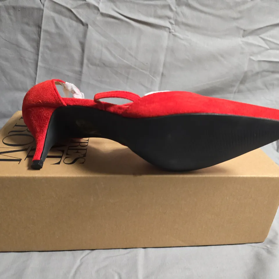 BOXED PAIR OF WHERES THAT FROM LADIES LOW KITTEN BRIDAL SANDALS - UK SIZE 8