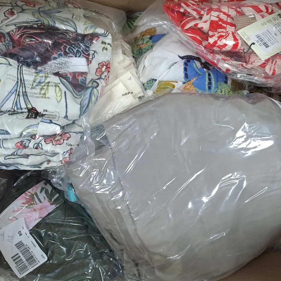 BOX OF APPROXIMATELY 12 ASSORTED CLOTHING AND FASHION ITEMS IN VARIOUS COLOURS, STYLES, AND SIZES - COLLECTION ONLY