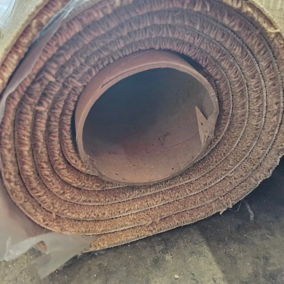 ROLL OF QUALITY TUDOR TWIST REGAL CHICKPEA CARPET APPROXIMATELY 4M × 3.3M