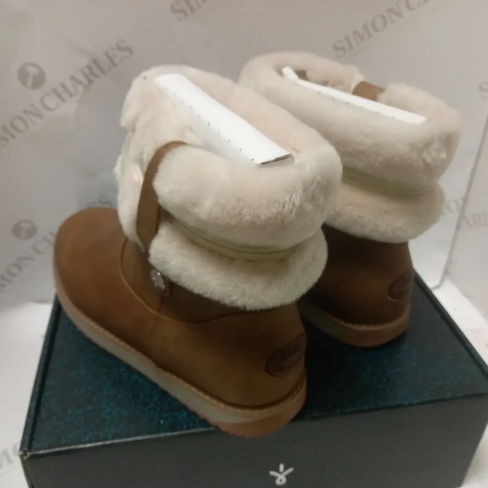 BOXED EMU AUSTRALIA CHENE FLUFFY BOOTS - SIZE 7