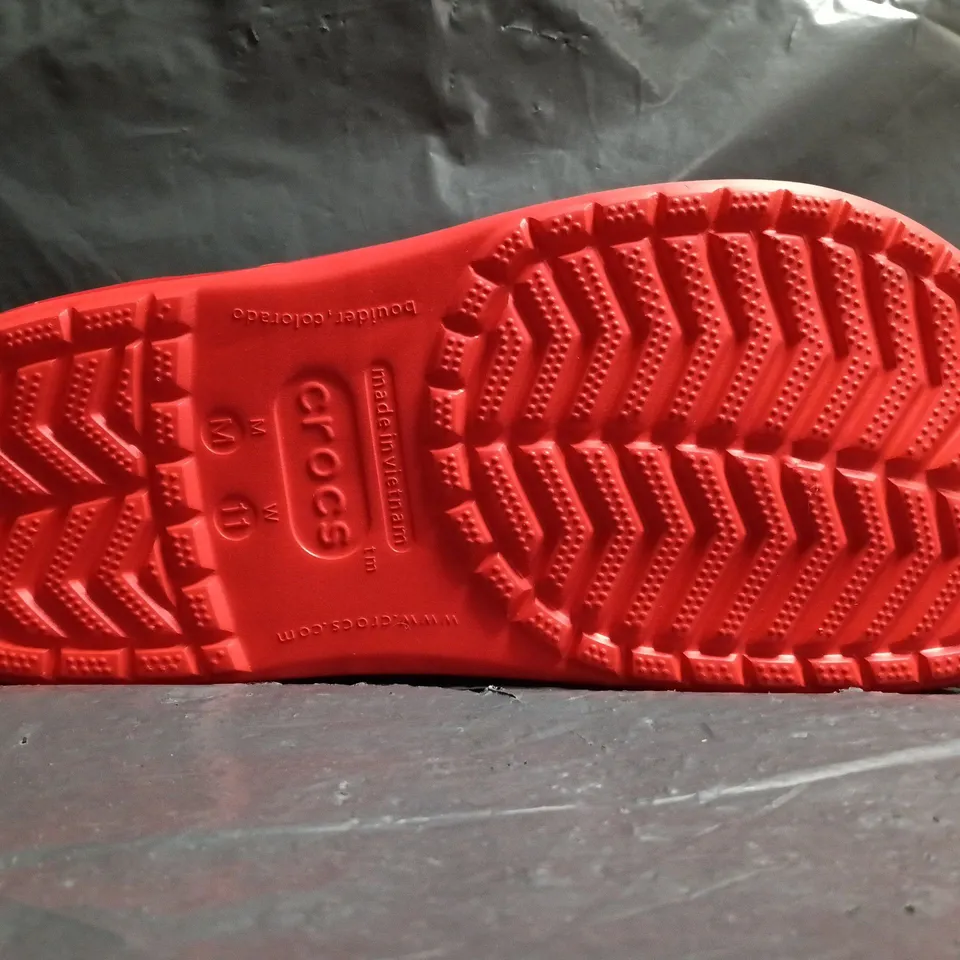 PAIR OF CROCS LIGHTNING MCQUEEN CROCBAND CLOGS SIZE UK M11/W12