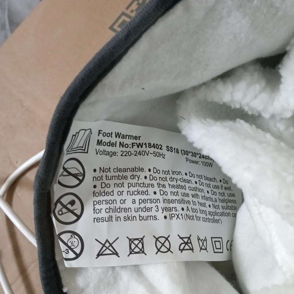 FOOT WARMER FW18402 – 100W, 220–240V, 30CM X 30CM X 24CM, PLUSH LINING