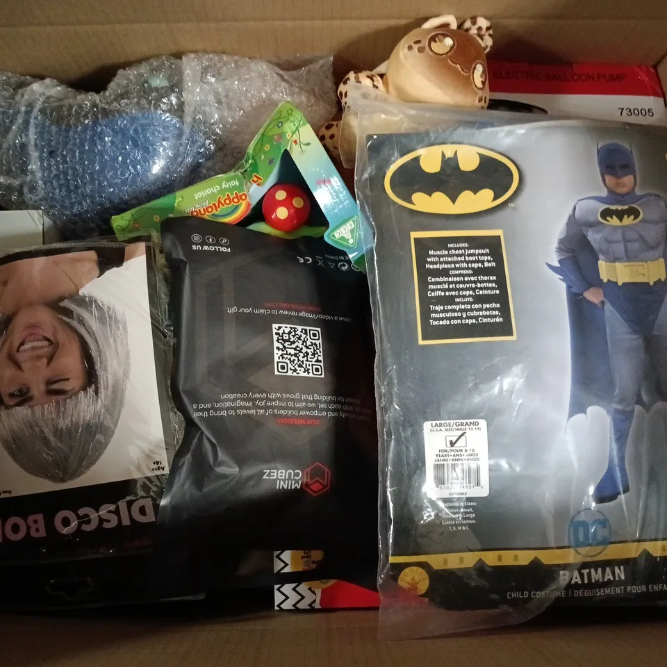 APPROXIMATELY 20 ASSORTED TOYS, GAMES, GIFTS AND NOVELTIES TO INCLUDE BATMAN OUTFIT, HAPPYLAND FAIRY CHARIOT TOY, REACTION CHALLENGE GAME, ETC - COLLECTION ONLY