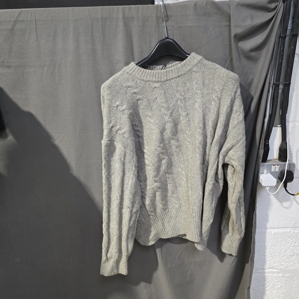 ZARA GREY CABLE-KNIT SWEATER – SIZE M (EU/US M)