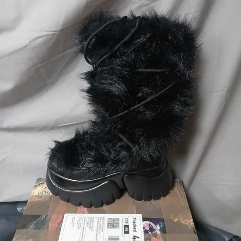BOXED KOI MIDNIGHT SASQUATCH FLUFFY SNOW BOOTS IN BLACK - UK 4
