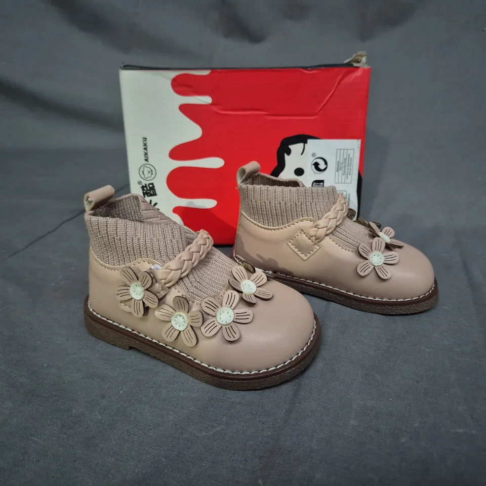 BOXED PAIR OF KIDS SHOES TAN EUR 21