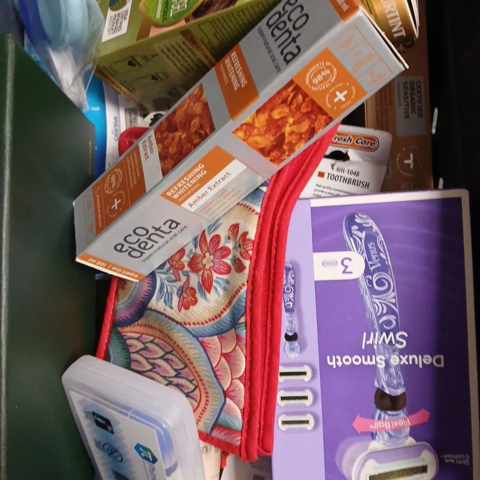 APPROXIMATELY 15 ASSORTED HEALTH & BEAUTY PRODUCTS TO INCLUDE VENUS RAZOR, MOBSTERS POMADE, ECO DENTA TOOTHPASTE ETC