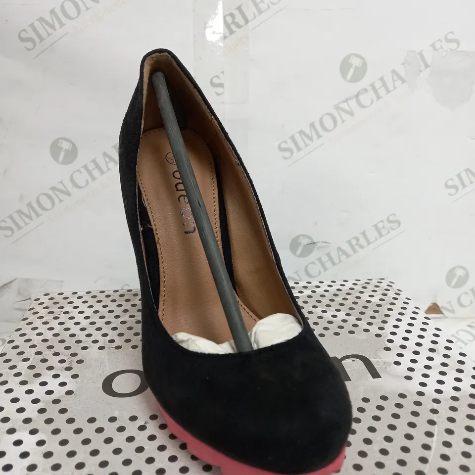 BOX OF 12 ASSORTED SHOES TO INCLUDE BROWN HEELS, BLACK HEELS ETC