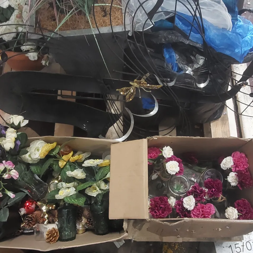 PALLET CONTAINING A LARGE QUANTITY OF ASSORTED RESTAURANT DECORATION ITEMS INCLUDING: FAKE PLANTS, WALL DECOR, ARTIFICIAL FLOWERS, CHAIR COVERS, COLOURFUL FABRICS ECT