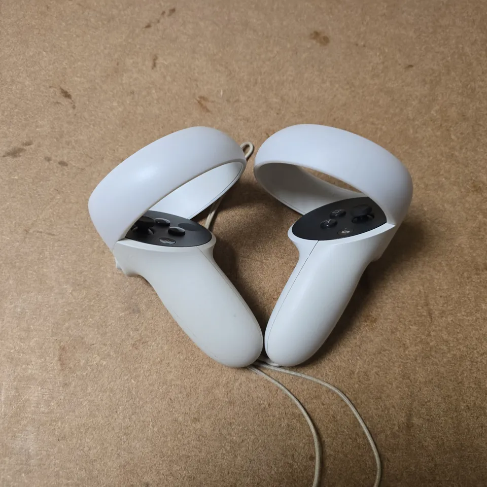 OCULUS VR HEADSET WITH CONTROLLERS