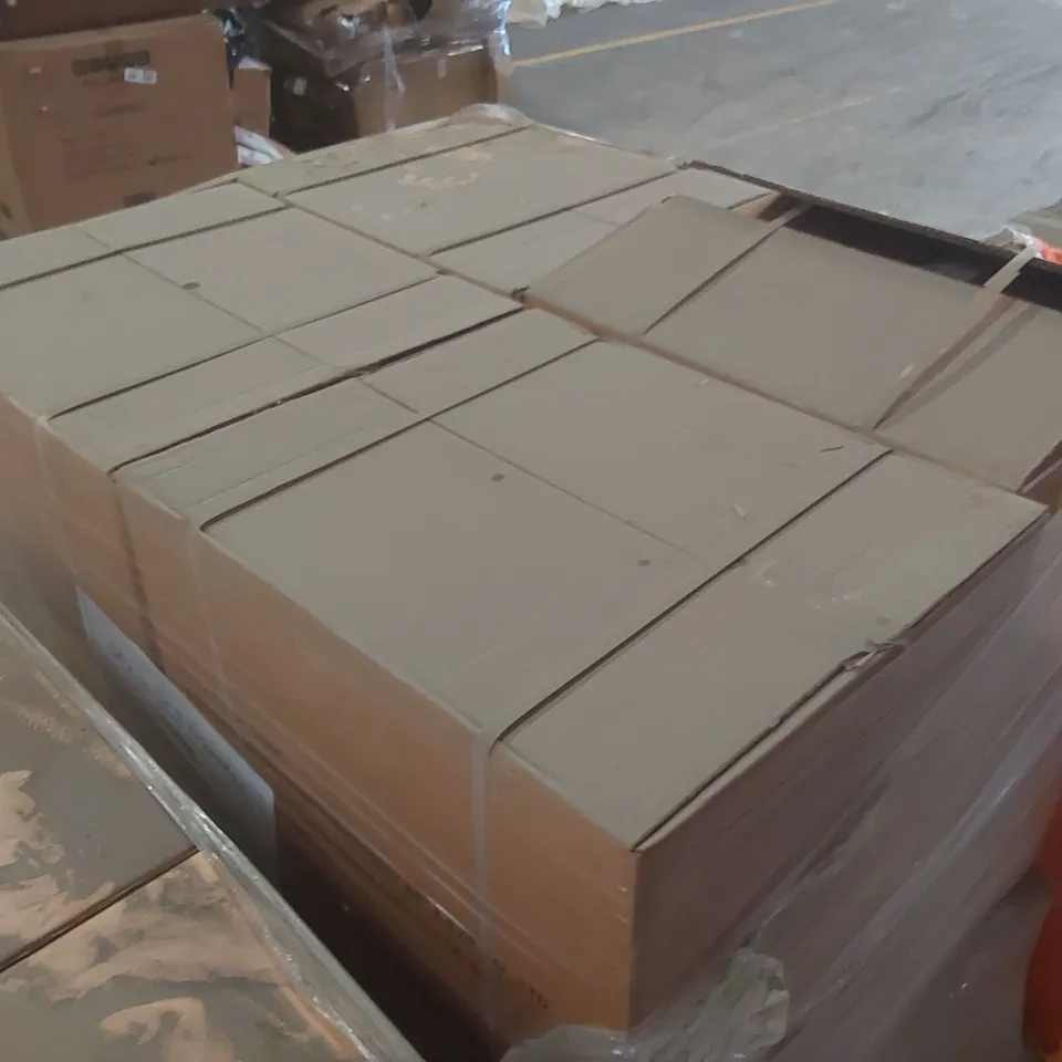 PALLET CONTAINING A VERY LARGE QUANTITY OF MEDICAL FACE MASKS