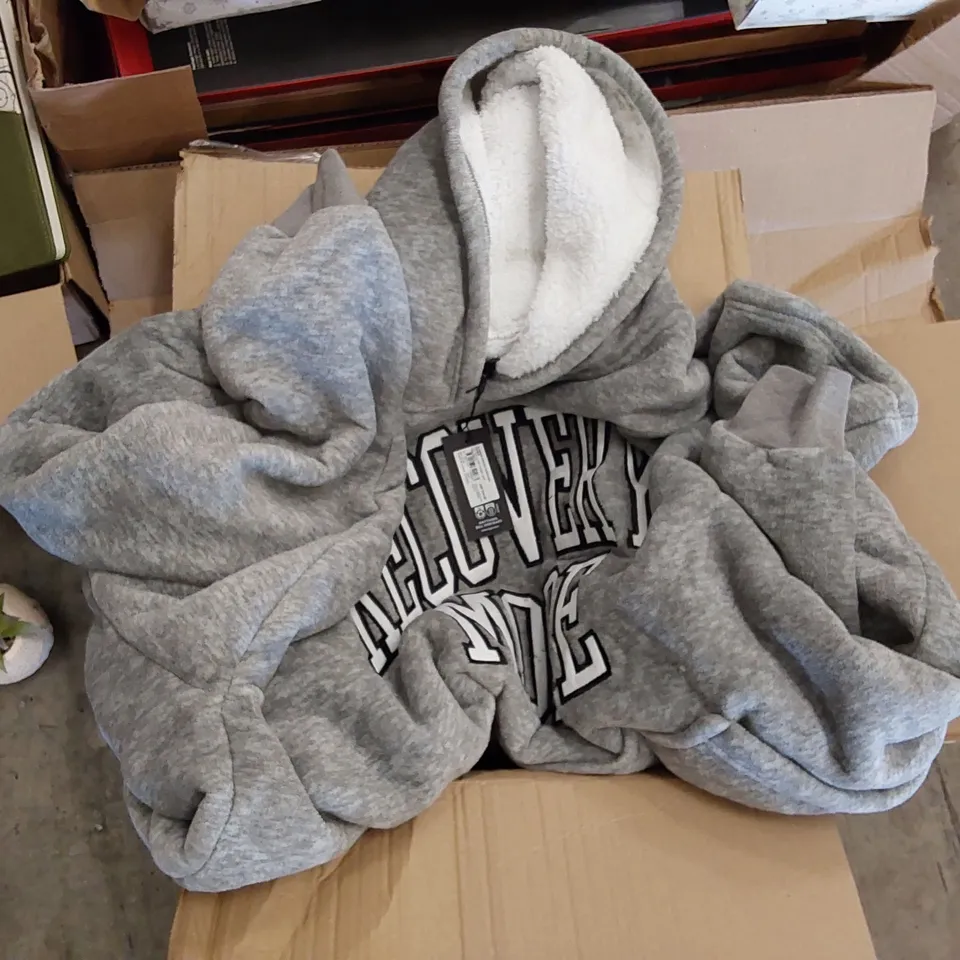 PALLET OF ASSORTED CONSUMER AND HOUSEHOLD PRODUCTS TO INCLUDE; TYPO BAGS AND RUCKSACK, 'RECOVERY MODE' FLUFFY HOODIE, PAPER CHRISTMAS TREES, TRAVEL PILLOW AND MUG, A5 JOURNAL ECT.