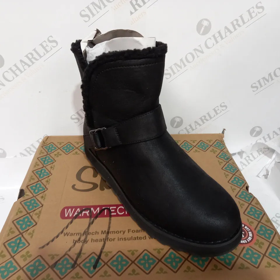BOXED SKETCHERS WARM TECH MEMORY FOAM BLACK BOOTS - SIZE 5