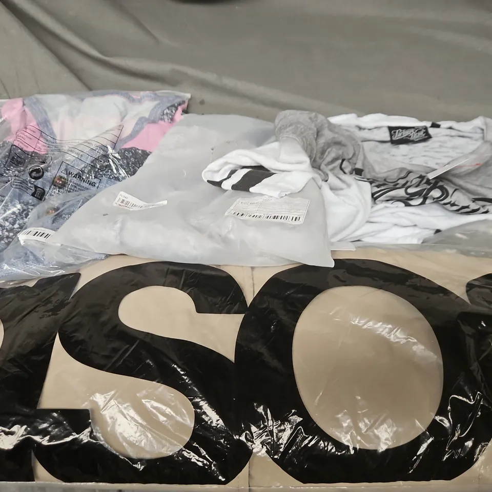 APPROXIMATELY 25 ASSORTED CLOTHING PRODUCTS IN VARIOUS STYLES & SIZES TO INCLUDE JACKETS, T-SHIRTS, DRESSES ETC
