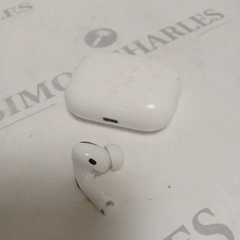 APPLE AIRPODS IN WHITE WITH CHARGING CASE