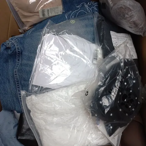 APPROXIMATELY 25 ASSORTED CLOTHING PRODUCTS IN VARIOUS STYLES & SIZES TO INCLUDE PANTS, T-SHIRTS, DRESSES ETC