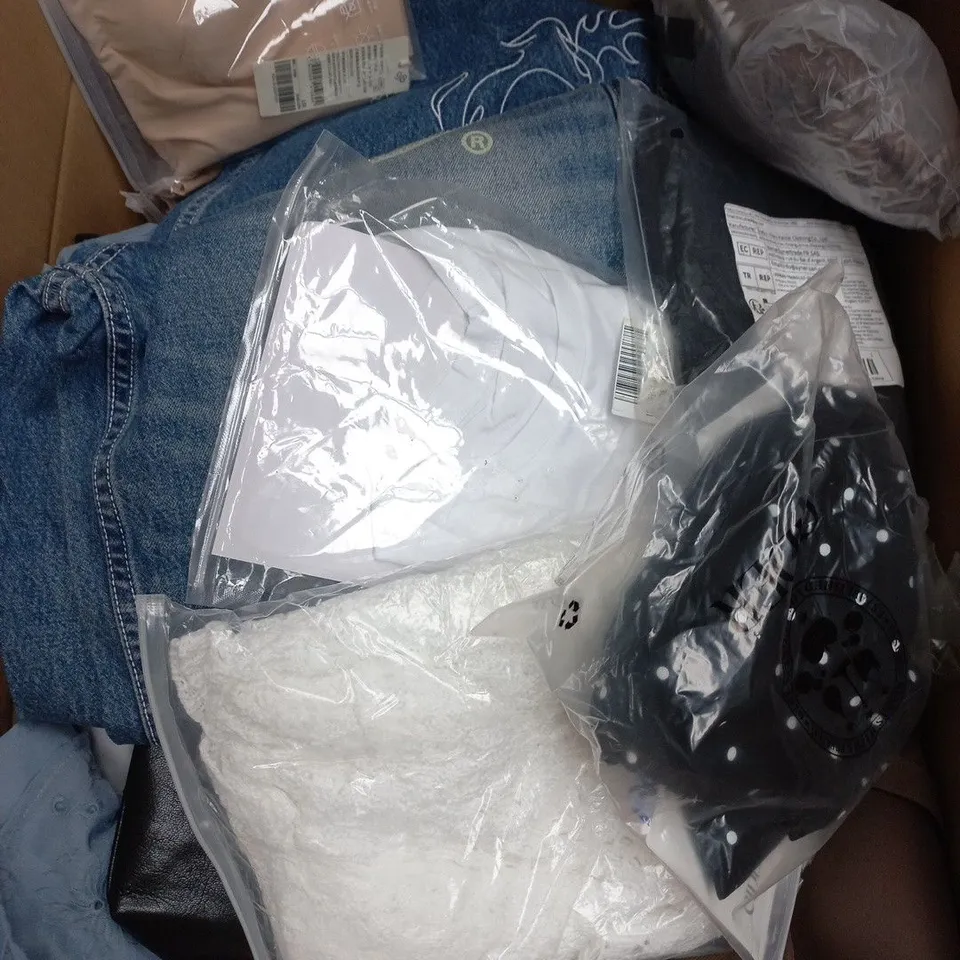 APPROXIMATELY 25 ASSORTED CLOTHING PRODUCTS IN VARIOUS STYLES & SIZES TO INCLUDE PANTS, T-SHIRTS, DRESSES ETC