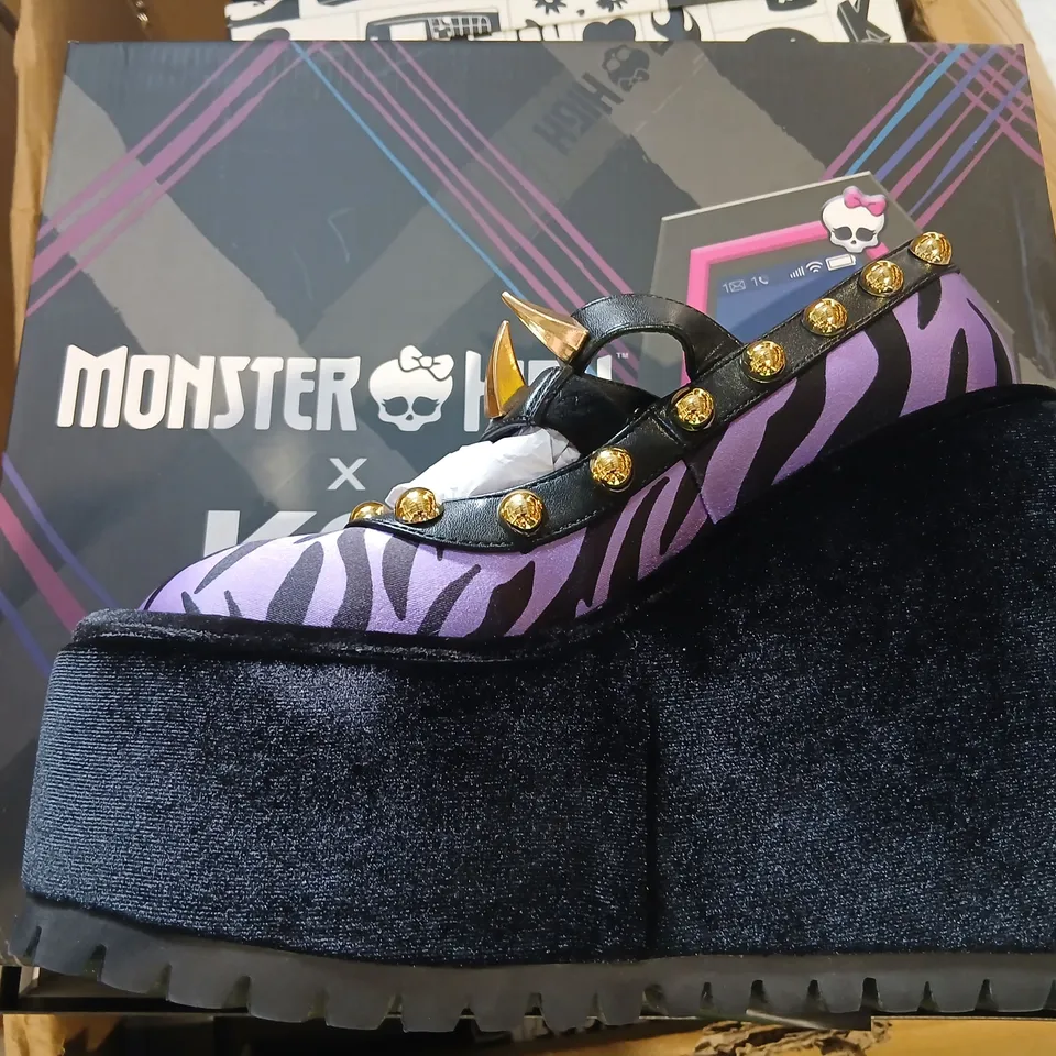 BOXED KOI MONSTER HIGH CLAWSOME WOLF PLATFORM BOOTS IN BLACK- UK 5
