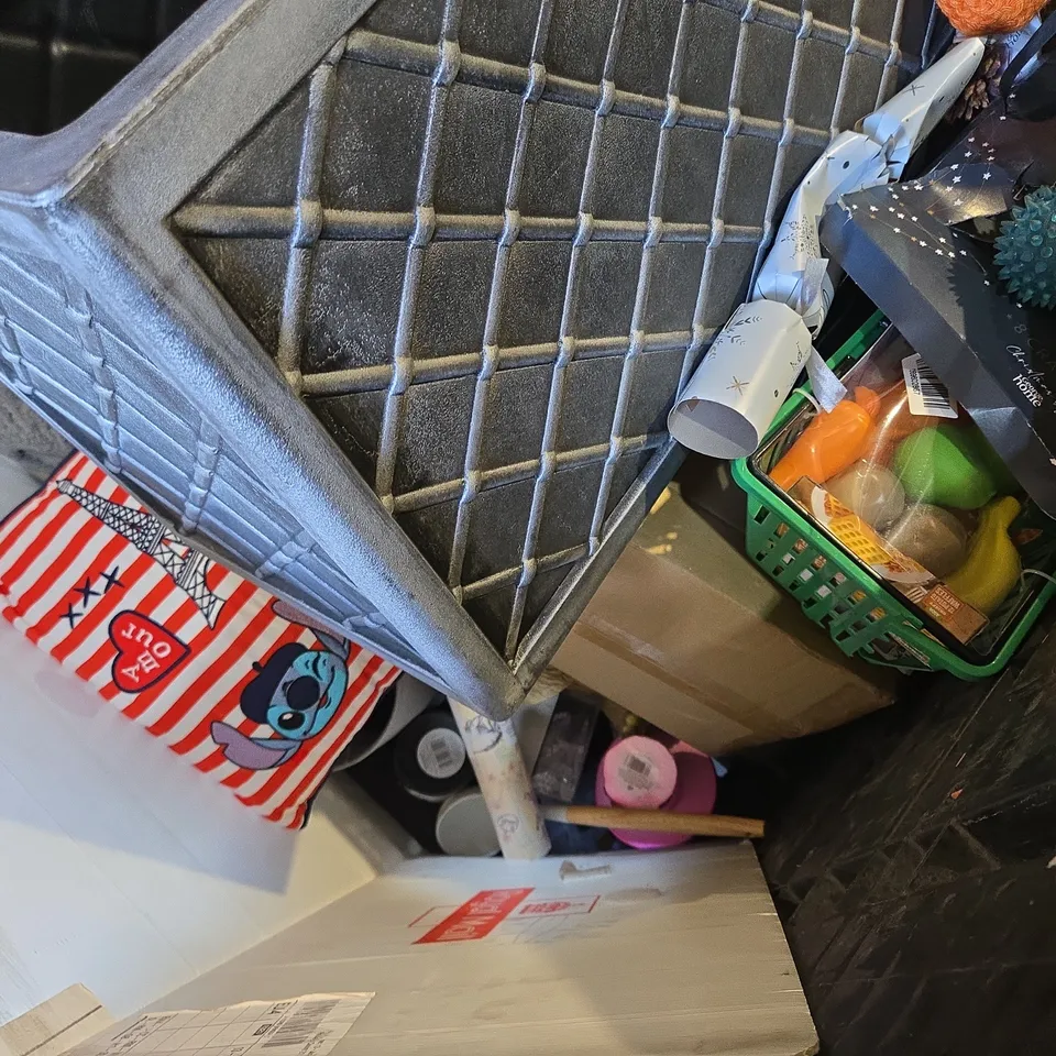 PALLET OF A LARGE ASSORTED AMOUNT OF BEDDING AND SOFT FURNISHING  AND ACCESSORIES TO INCLUDE - GREY PLANTER , BOUNCY BALL , DOOR WREATH ETC - COLLECTION ONLY