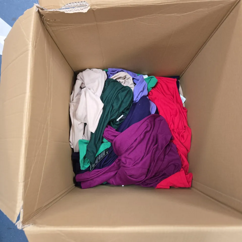 BOX OF APPROXIMATELY 25 ASSORTED CLOTHING TO INCLUDE: KIM AND CO JUMPER
