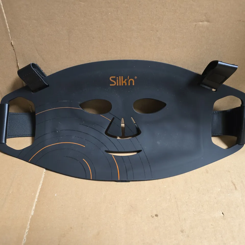 BOXED SILK'N DUAL LED MASK IN BLACK