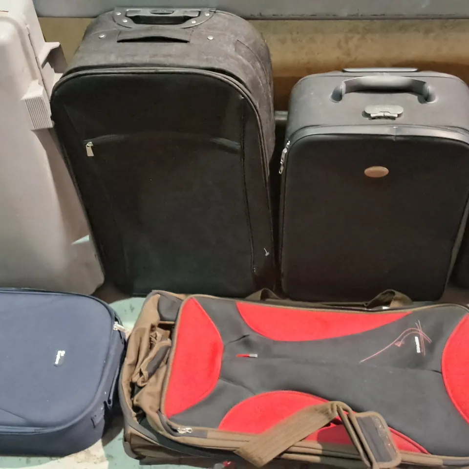 LOT OF 17 ASSORTED BAGS AND LUGGAGE CASES TO INCLUDE HEAD, MORPHEUS, CARLTON AND MINIMALS