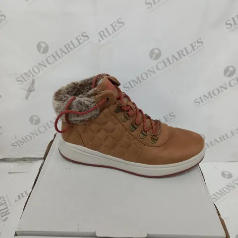 BOXED PAIR OF SKECHERS BOBS SKIPPER WAVE DIAMOND QUILTS BOOTS IN CHESTNUT UK SIZE 6