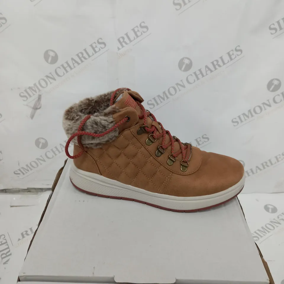 BOXED PAIR OF SKECHERS BOBS SKIPPER WAVE DIAMOND QUILTS BOOTS IN CHESTNUT UK SIZE 6