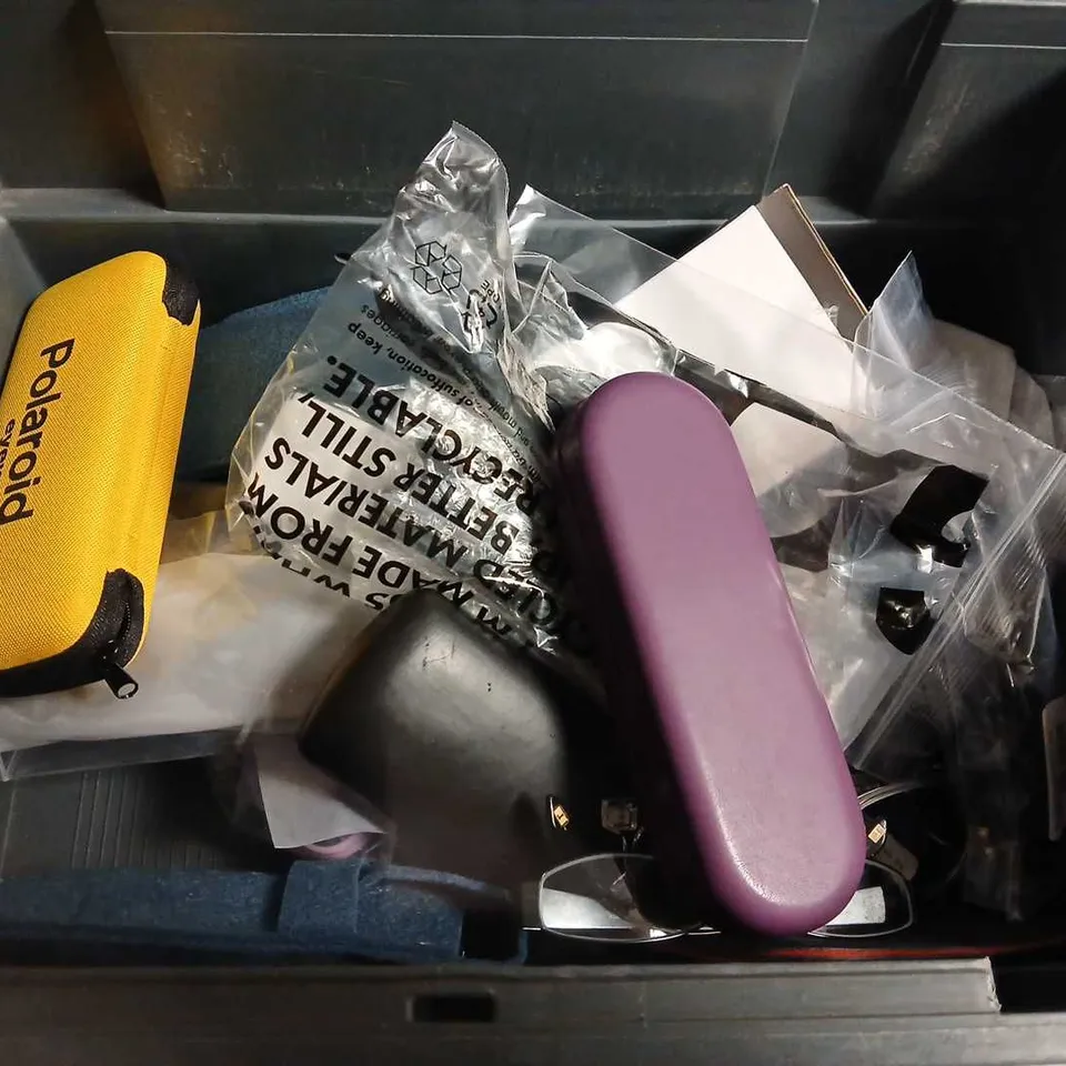APPROXIMATELY 10 ASSORTED GLASSES/SUNGLASSES IN VARIOUS DESIGNS 