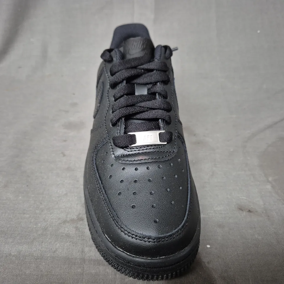 BOXED PAIR OF NIKE AIR FORCE 1 '07 SHOES IN BLACK UK SIZE 4