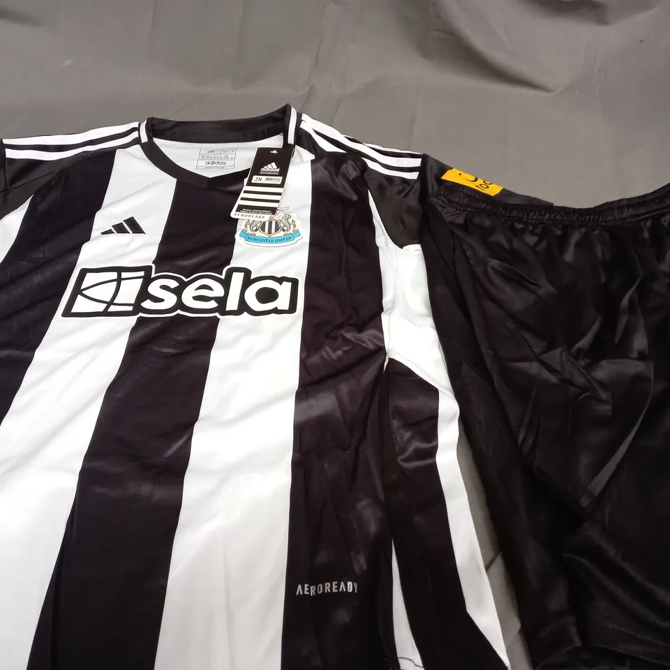 ADIDAS NEWCASTLE FOOTBALL SHIRT WITH SHORT - SIZE 28 KIDS