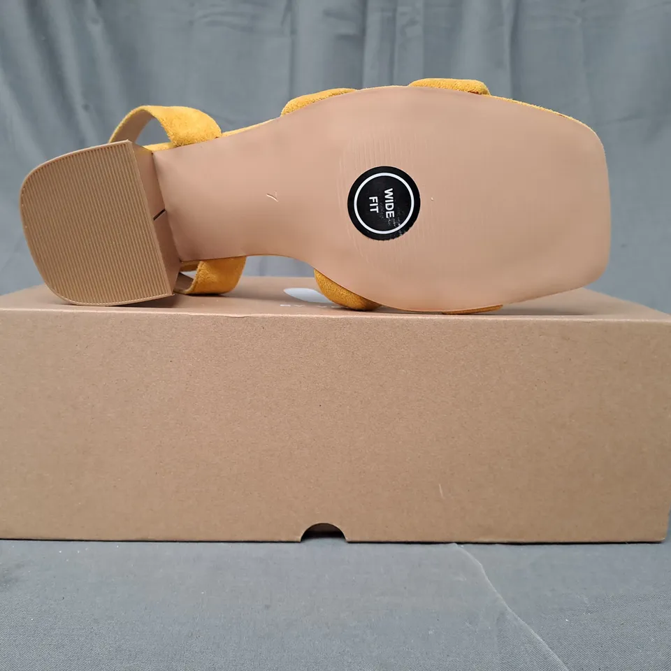 BOXED PAIR OF V BY VERY OPEN TOE BLOCK HEEL SANDALS IN YELLOW SIZE 7