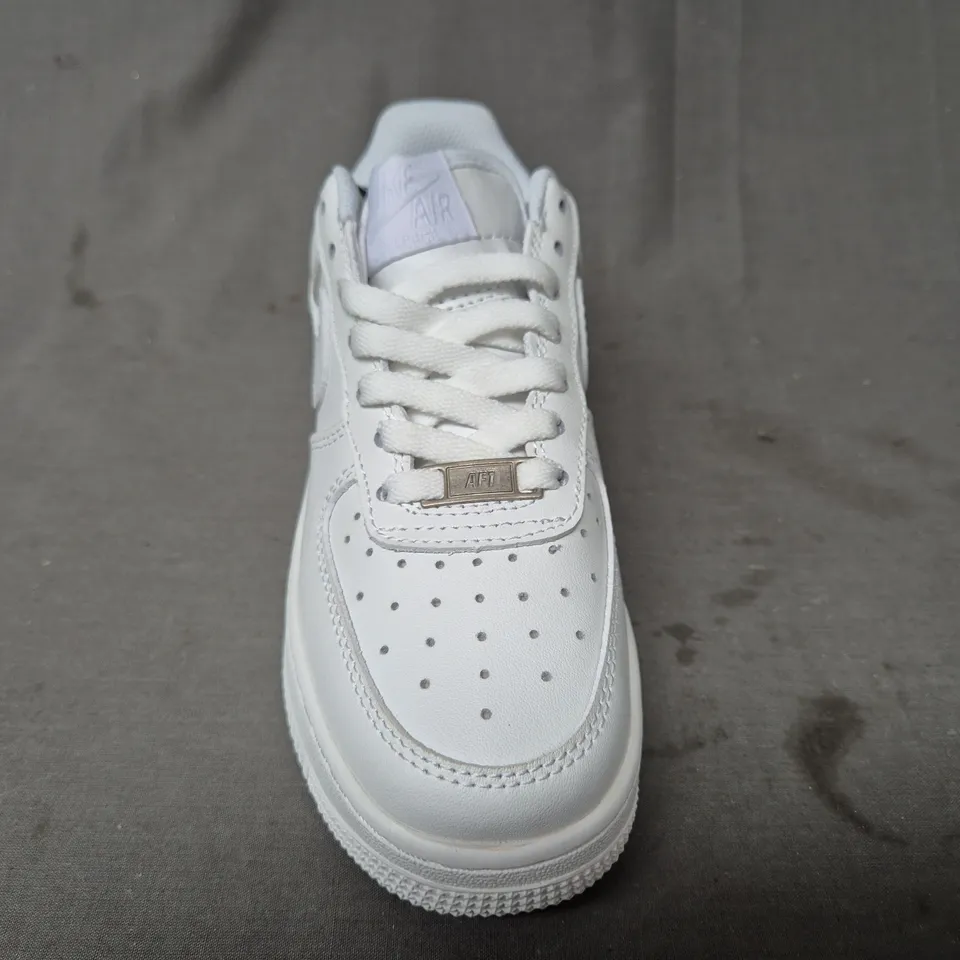 BOXED PAIR OF NIKE WOMEN'S AIR FORCE 1 '07 SHOES IN WHITE UK SIZE 3.5