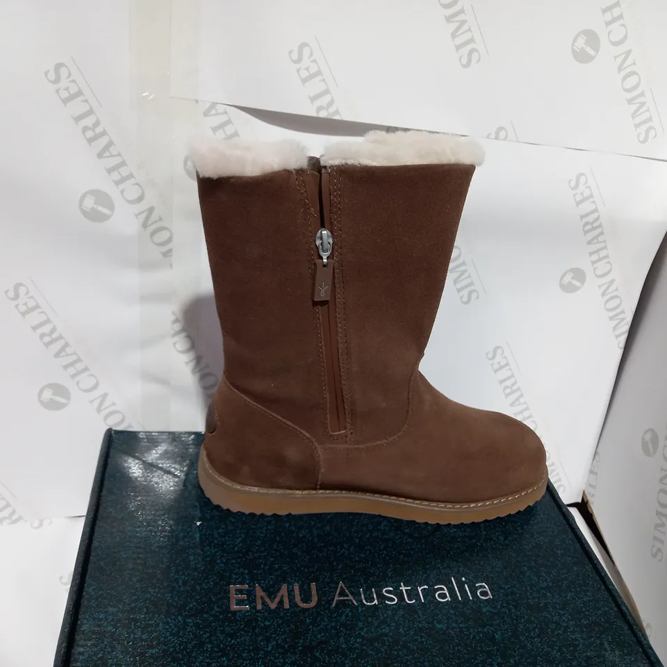BOXED PAIR OF EMU OAK ANKLE BOOTS - SIZE 5