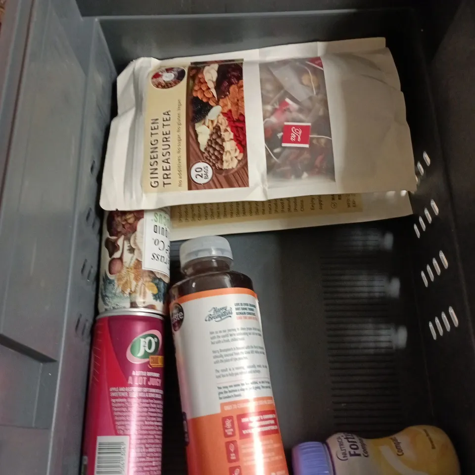 APPROXIMATELY 10 ASSORTED FOOD AND DRINK ITEMS TO INCLUDE - RAVE CARAMEL SYRUP, KIKKOMAN SOY SAUCE AND J20 ORANGE AND PASSIONFRUIT DRINK