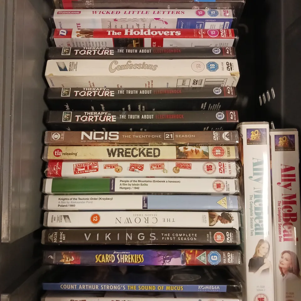 APPROXIMATELY 15 ASSORTED DVD FILMS & BOXSETS TO INCLUDE AMERICAN PIE, NCIS, THE HOLDOVERS ETC 