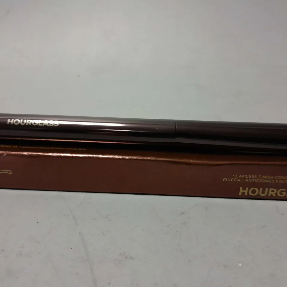 BOXED HOURGLASS VANISH SEAMLESS FINISH CONCEALER BRUSH