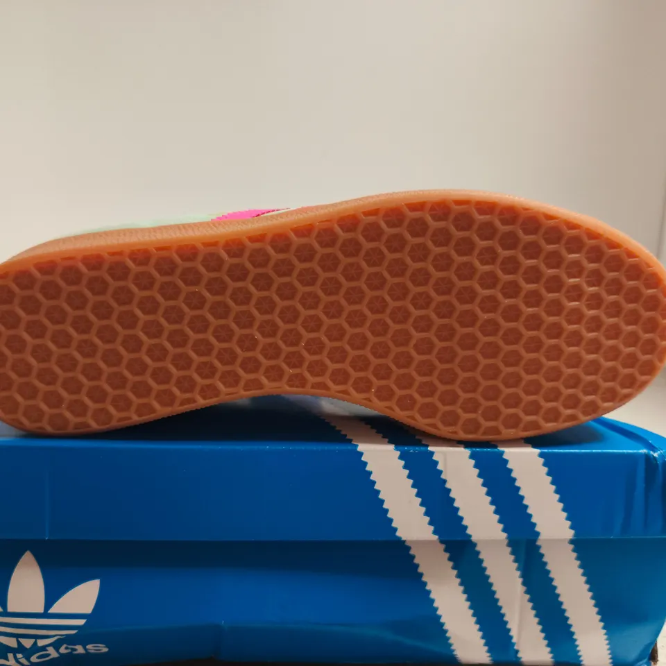 BOXED PAIR OF ADIDAS GAZELLE W TRAINERS –  UK 5