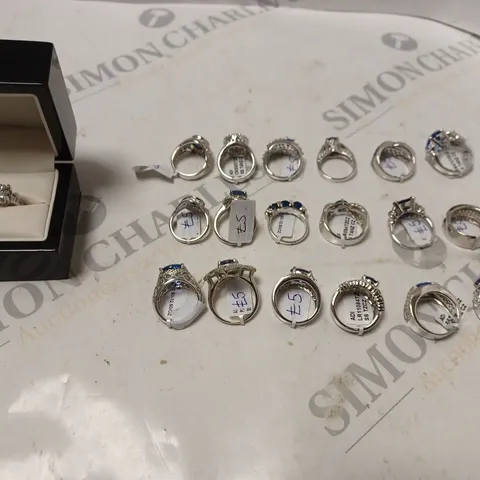 18 SILVER JEWELLED RINGS OF VARIED SIZES