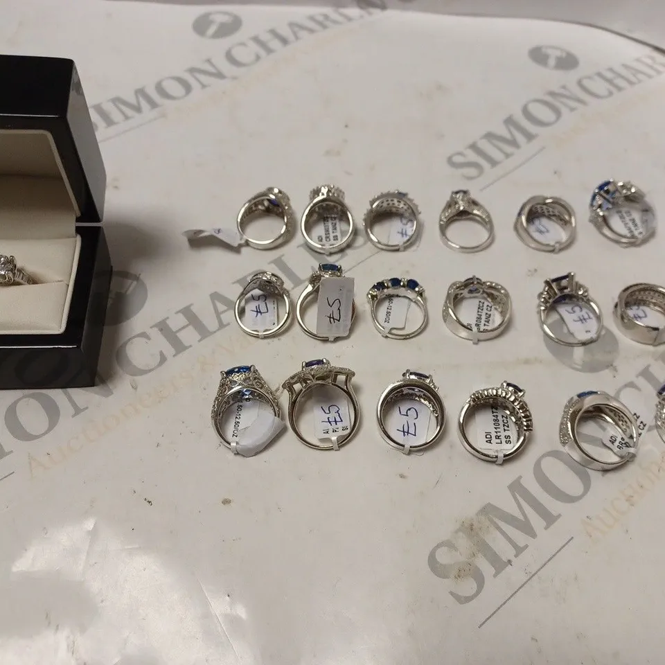 18 SILVER JEWELLED RINGS OF VARIED SIZES 