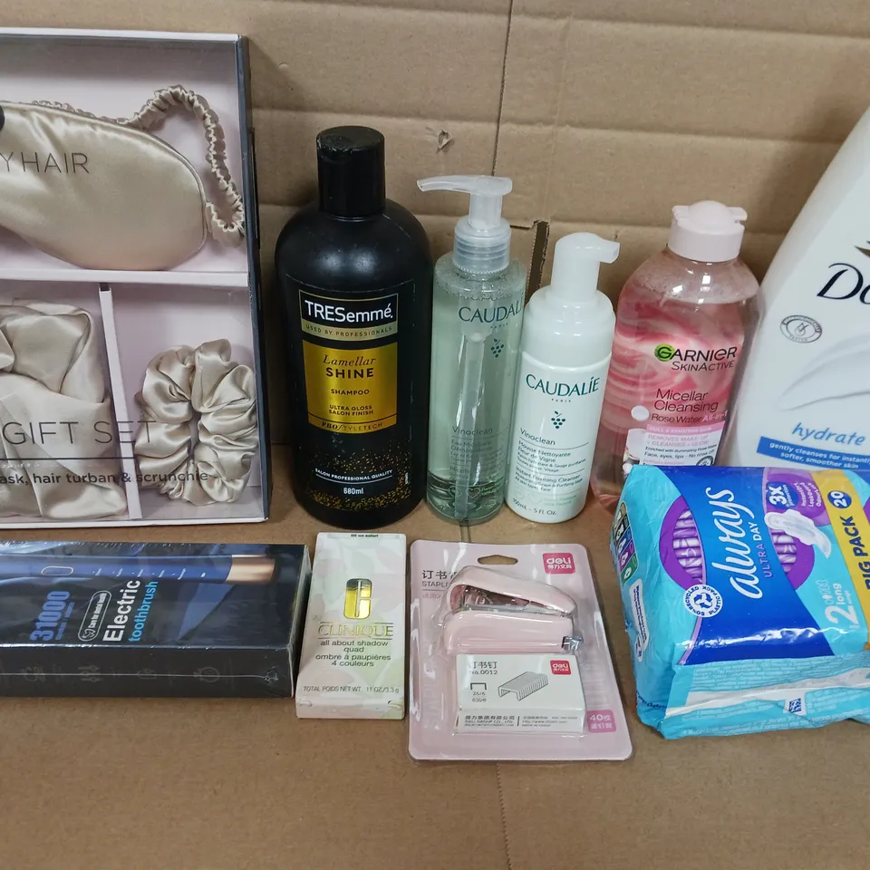 APPROX 12 ASSORTED BEAUTY PRODUCTS TO INCLUDE SILK GIFT SET, GARNIER MAKEUP REMOVER, DOVE BODY WASH, ETC 