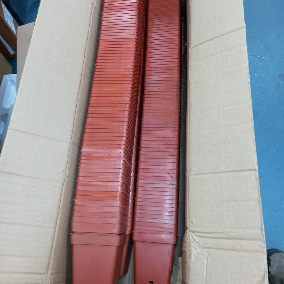 APPROXIMATELY 100 GARDEN PLANT POTS 