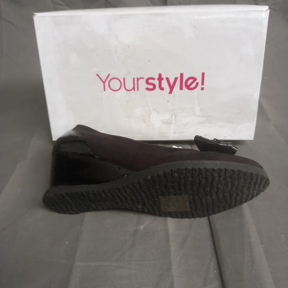 BOXED PAIR OF YOURSTYLE BOWL WEDGE BLACK HEELS SIZE 5