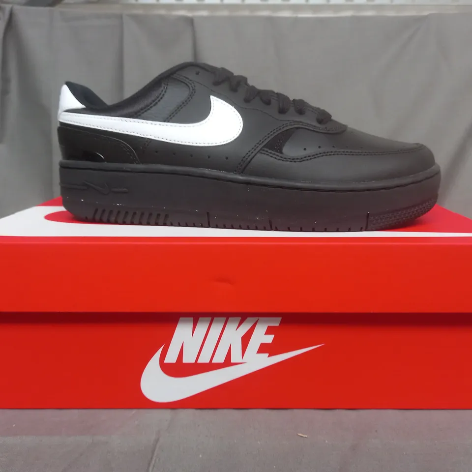 BOXED PAIR OF NIKE GAMME FORCE TRAINERS IN BLACK UK SIZE 6.5