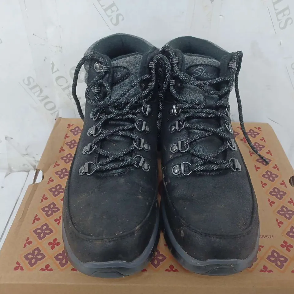 BOXED PAIR OF SKECHERS SYNERGY WARM BOOTS BLACK SIZE 4.5