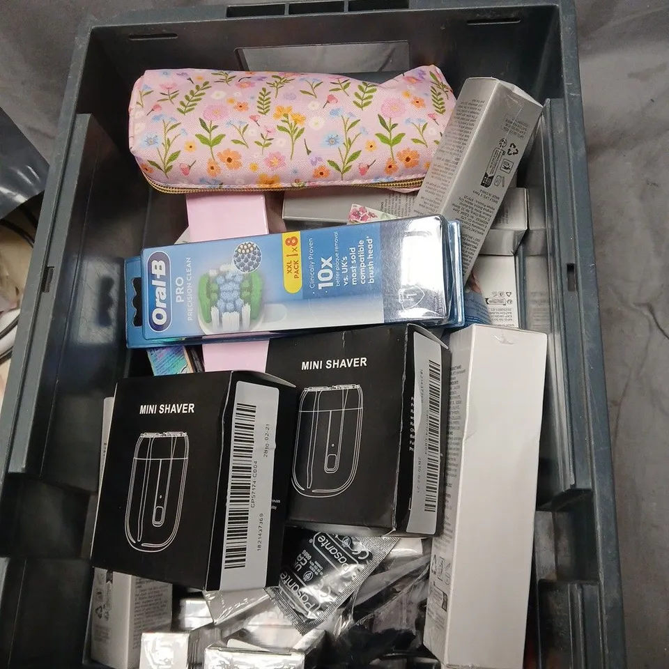 APPROXIMATELY 20 ITEMS INCLUDING ORAL-B TOOTHBRUSH HEADS & MINI SHAVER SET WITH FLORAL TRAVEL POUCH – HEALTH & BEAUTY .