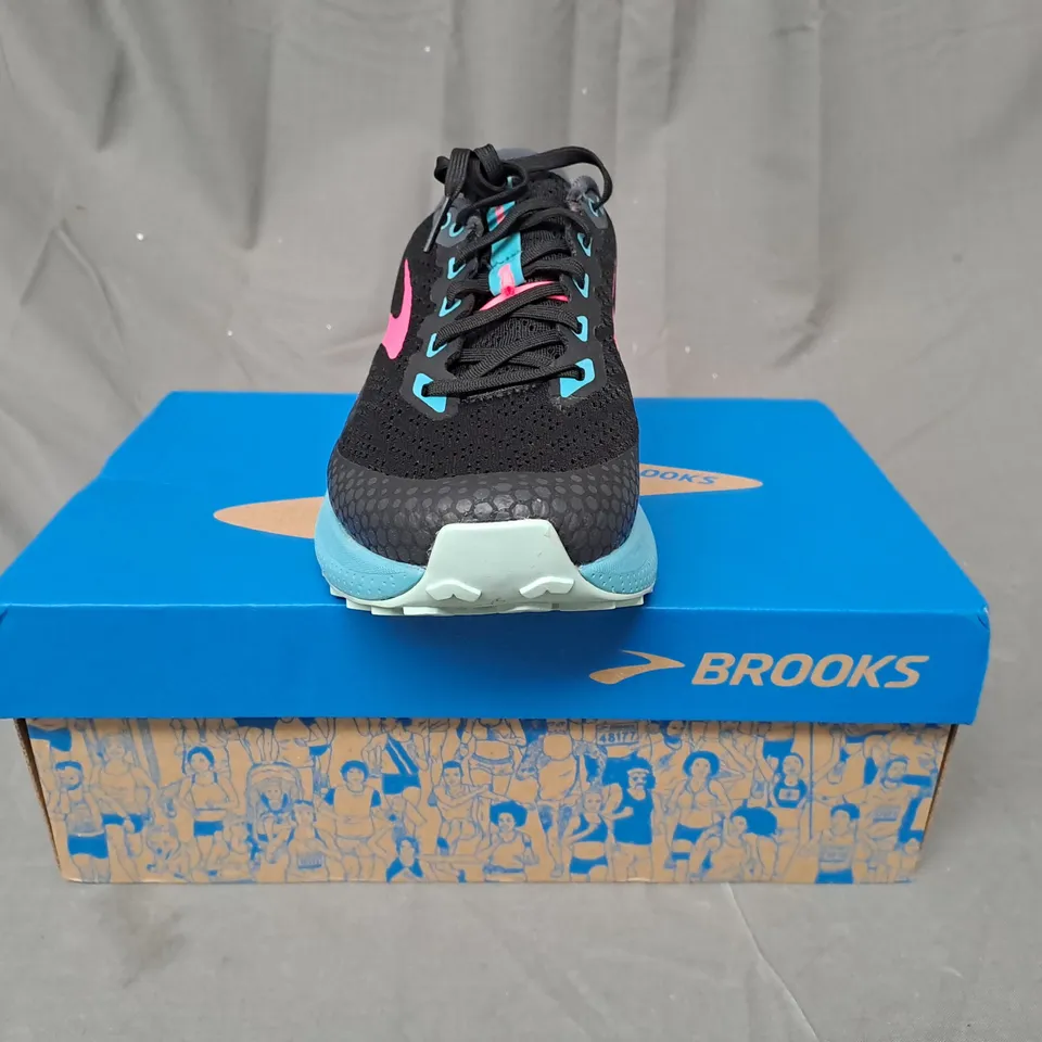 BOXED PAIR OF BROOKS TRAIL DIVIDE 3 SHOES IN BLACK/CYAN/PINK UK SIZE 6.5