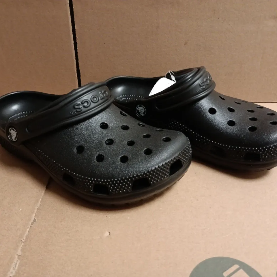 PAIR OF CROCS CLASSIC CLOGS IN BLACK SIZE UK M3/W4