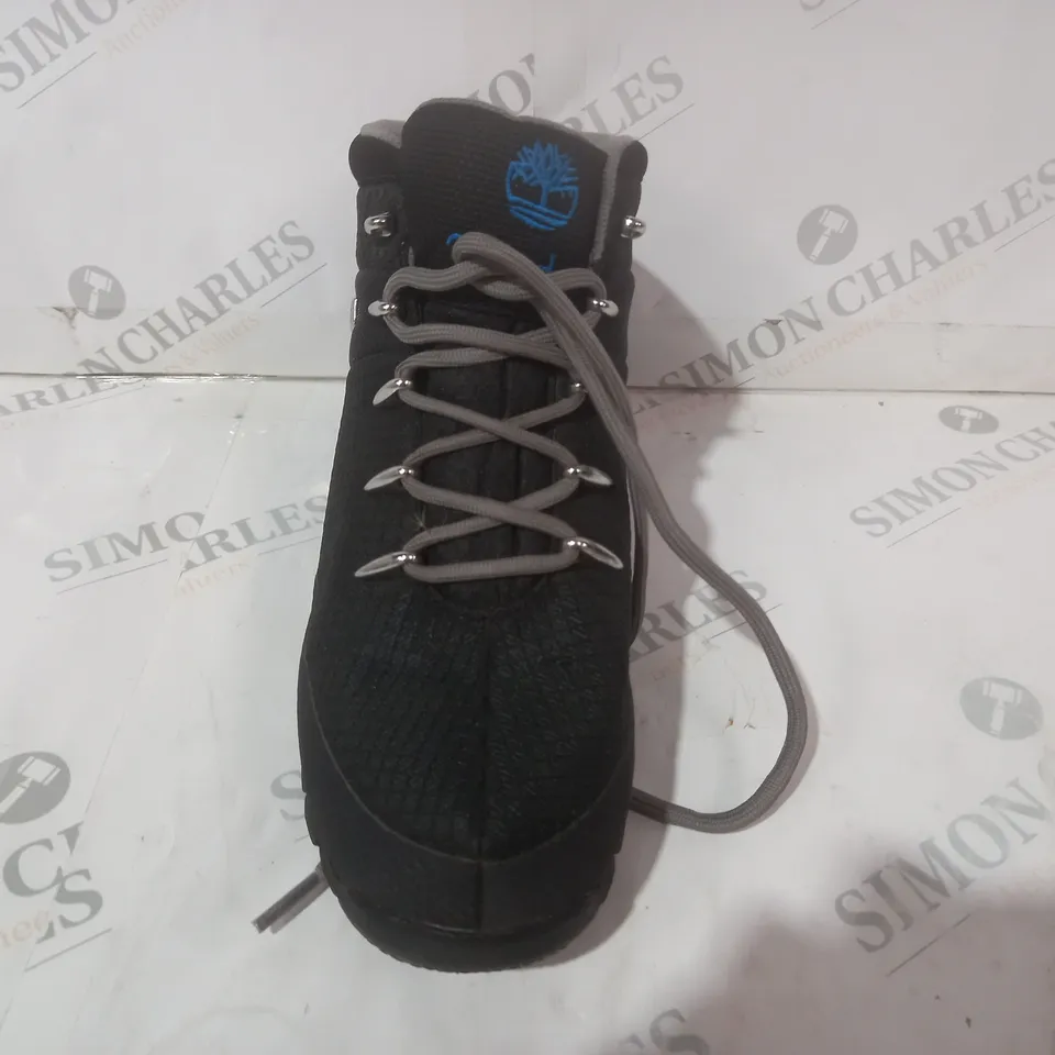 BOXED PAIR OF TIMBERLAND SHOES IN BLACK/BLUE/GREY UK SIZE 8
